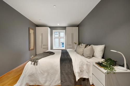 卑尔根Fløyen Lux Apartment的一间卧室设有一张大床和一个窗户。