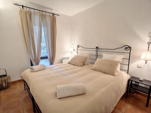 索马讷-德沃克吕兹Escale détente - Résidence 4* au sein d'un Golf的卧室配有一张带两个枕头的大白色床