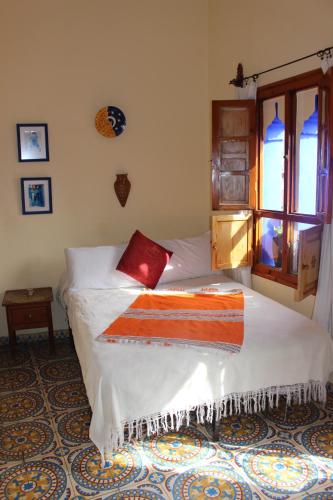 舍夫沙万Hotel Gernika的一间卧室配有一张床铺,床上铺有红色毯子