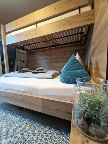 加尔米施-帕滕基兴Apartment BergRoof的一张带蓝色枕头的木制双层床