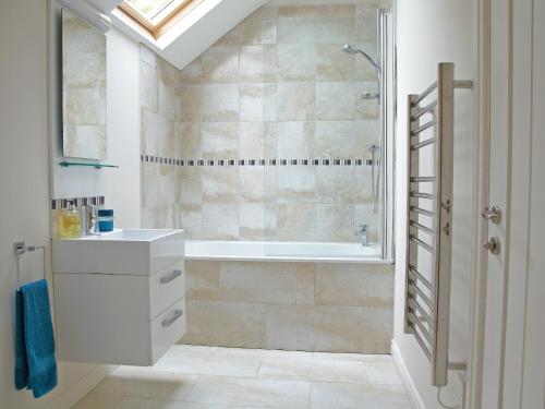 High EtherleyThe Granary - 26502的带淋浴、盥洗盆和浴缸的浴室