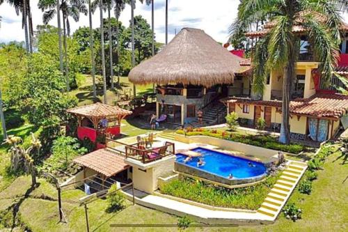 金巴亚Finca Turística La Casa que Canta的享有带游泳池的房屋的空中景致