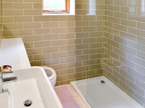 凯特尔韦尔Fell View的带浴缸、盥洗盆和卫生间的浴室