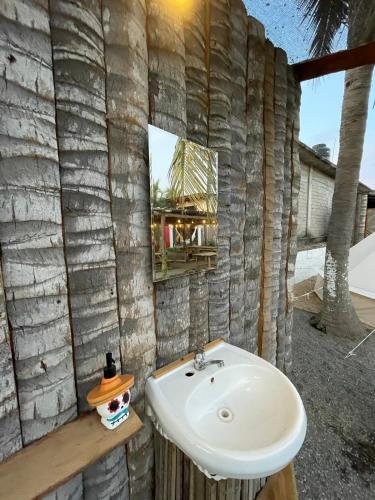 锡瓦塔塔内霍Hostel Flakos的浴室设有石墙内的白色水槽
