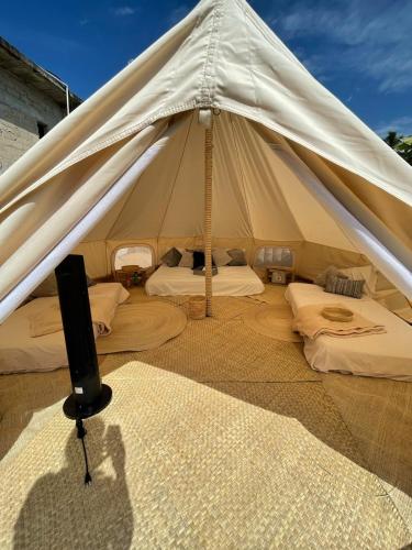 锡瓦塔塔内霍Hostel Flakos的帐篷配有两张床和一台电视