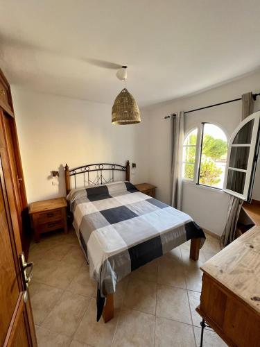 拉奥利瓦Pura Vida Surf Camp & School的一间卧室设有一张床和一个大窗户