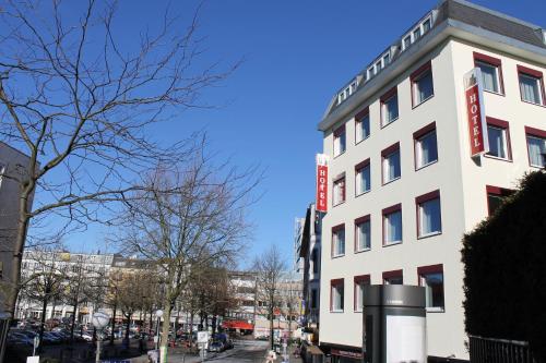汉堡艾姆桑德公寓酒店的白色的建筑,旁边标有标志