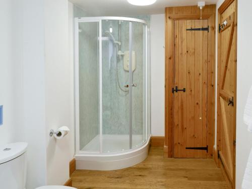 北威灵厄姆布赖德尔斯乡村别墅 的带淋浴和卫生间的浴室。