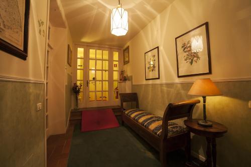 MontecosaroLa Luma Hotel的走廊配有沙发、桌子和灯