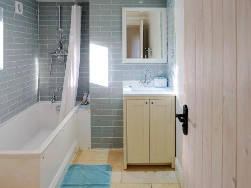 黑尔斯沃思多芙乡村别墅的带浴缸、水槽和浴缸的浴室