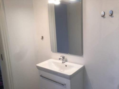 灵斯泰兹VV Apartments 50,1的白色的浴室设有水槽和镜子
