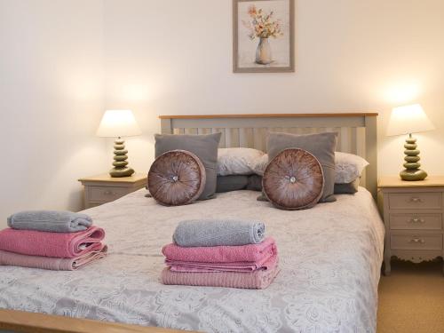 霍尔特Sweet Pea Cottage- 28322的一间卧室配有带毛巾的床