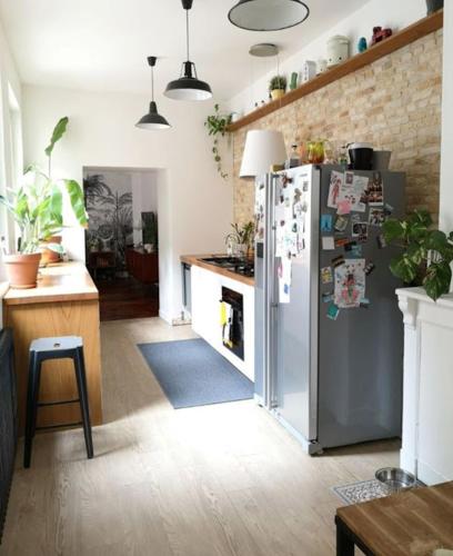 迪耶普Chez Samuel à Dieppe的厨房配有带磁铁的不锈钢冰箱