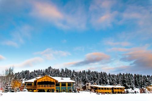 大天空峡谷村彩虹牧场旅馆的一群校车停在雪地里