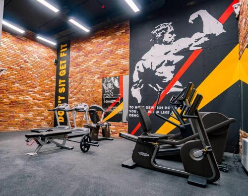 阿斯塔纳Rechnaya的健身房设有有氧器材和砖墙