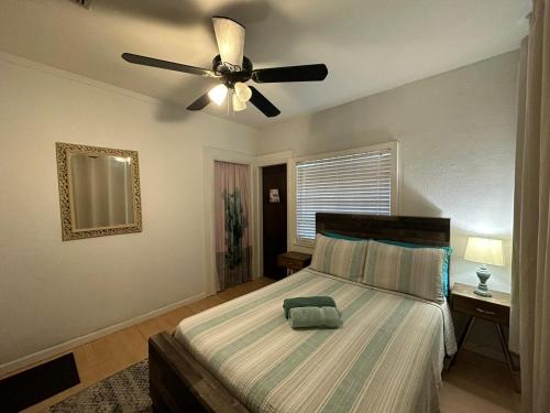 迈阿密A Peaceful Stay In Miami的一间卧室配有一张带吊扇的床