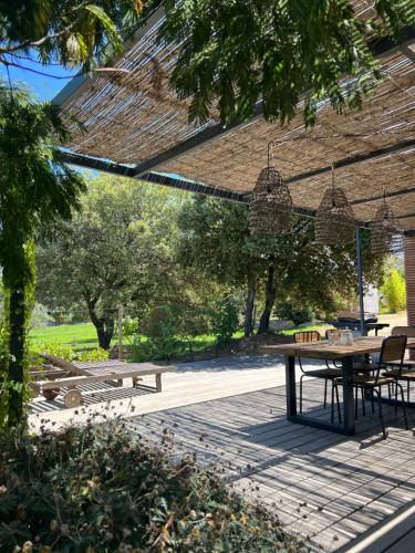 PignaCasa Legna的庭院配有桌椅和树木