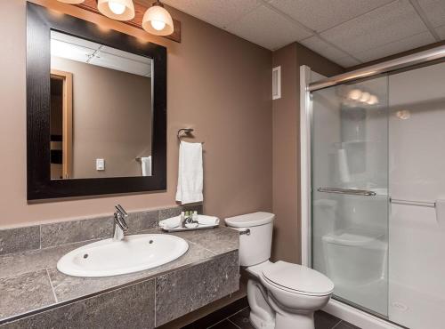 麦克默里堡Prime Hotel的浴室配有卫生间、盥洗盆和淋浴。