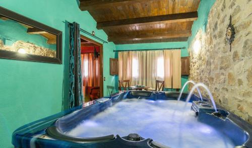 La CubaHotel el Cantón Rural的石墙客房内的大浴缸
