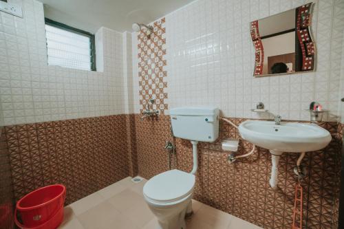 尼禄Casa de Fernandes的一间带卫生间和水槽的浴室