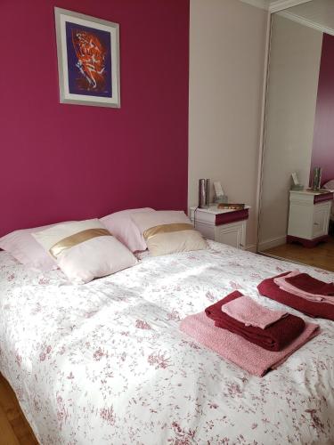 马雷讷Chambre Zen à la campagne的一间卧室配有一张紫色墙壁的床