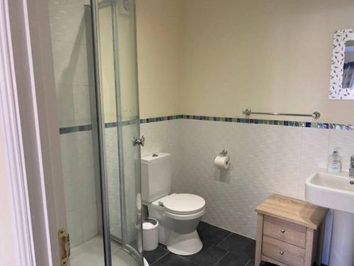 克利索普斯Spacious 2 bedroom apartment Cleethorpes的浴室配有卫生间、淋浴和盥洗盆。