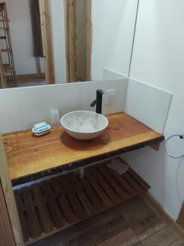 普埃洛湖Riberas del Azul的浴室内木制柜台上的水槽