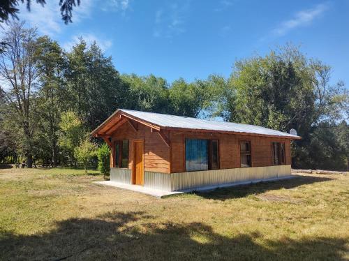 普埃洛湖Riberas del Azul的树木林立的小型木屋