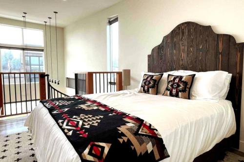 白鱼镇BRAND New Upscale Home- BEST location!的一间卧室配有一张大床和木制床头板