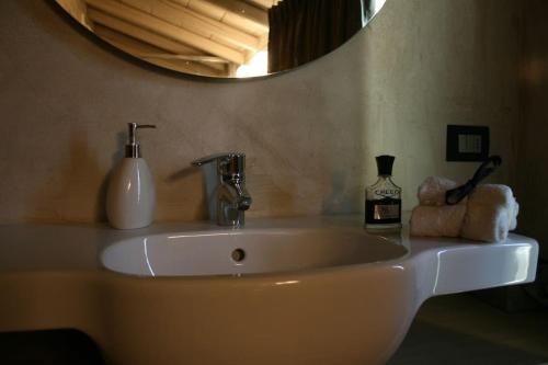 索马坎帕尼亚Brick house的浴室设有白色水槽和镜子