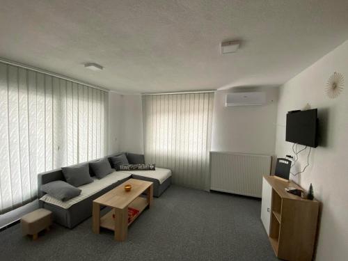 大克拉杜沙Imperial exclusive apartments的客厅配有沙发和桌子