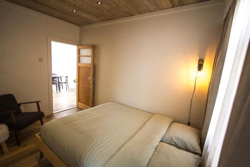 德哈恩Ruim, lichtrijk appartement met terras in centrum的一间卧室配有一张床,另一间卧室配有桌子