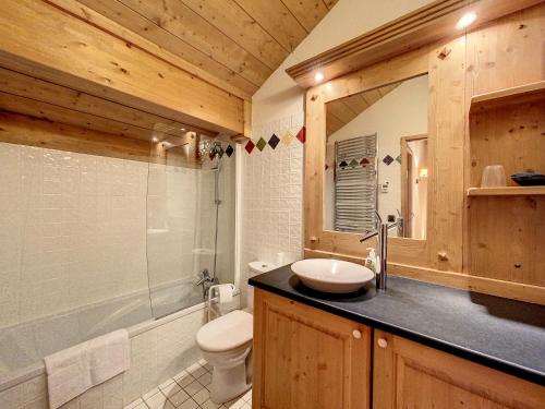 夏蒙尼-勃朗峰Bells Lodge的一间带水槽、卫生间和镜子的浴室