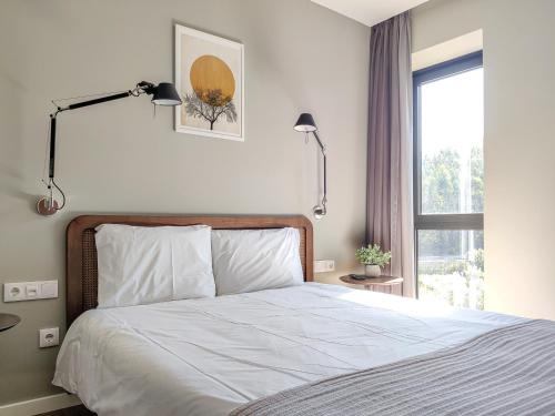 科尔武河畔米兰达Quinta Dona Iria的一间卧室配有一张带两盏灯的床和一扇窗户。
