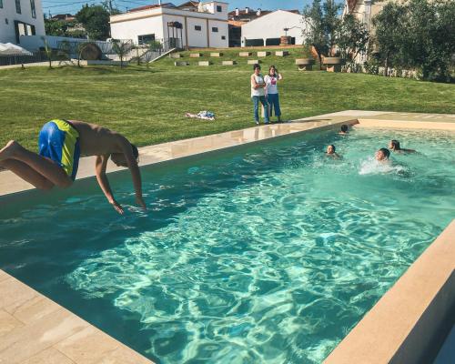 科尔武河畔米兰达Quinta Dona Iria的一群人在游泳池玩耍