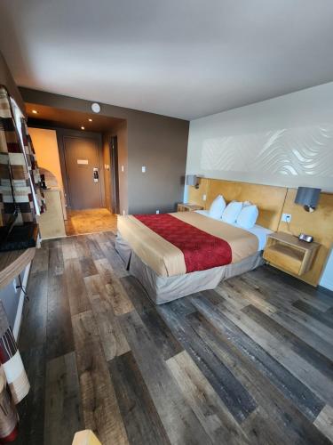 拉马巴耶Hôtel le 625的一间卧室设有一张大床,铺有木地板