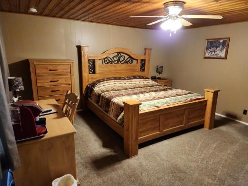 Eagle NestEagle Nest Fly Shack & Lodge的一间卧室配有木床和梳妆台