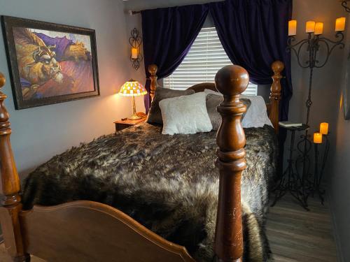 坦帕Phantom History House Castle Room的一间卧室配有床、窗户和床罩。