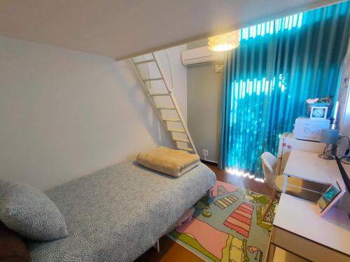 埼玉市Glen Stage 中浦和的小卧室设有一张床和梯子