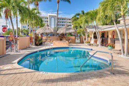 圣徒皮特海滩Steps to the Beach and Restaurants! - Coconut Villa's Suite 1的度假村内棕榈树游泳池