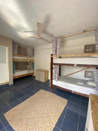Barco Verde Hostel客房内的一张或多张双层床