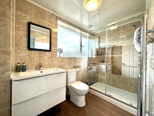 比斯特Spacious 3 double bedroomed house in Bicester的浴室配有卫生间、盥洗盆和淋浴。