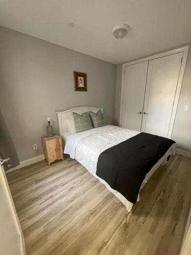 泽西市Modern Luxury Apartment near NYC的一间卧室配有一张床,铺有木地板