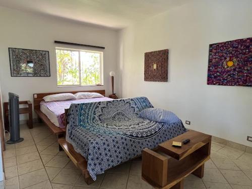 奎波斯城Puesta del Sol的一间卧室配有两张床和一张桌子
