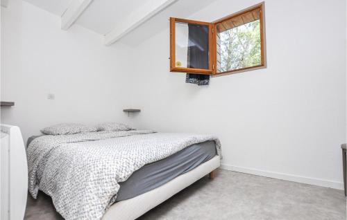 洛尔格2 Bedroom Cozy Home In Lorgues的卧室配有一张床,墙上设有镜子