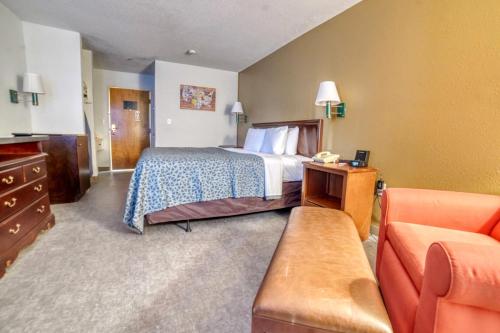 罗利Econo Lodge的酒店客房,配有床和沙发