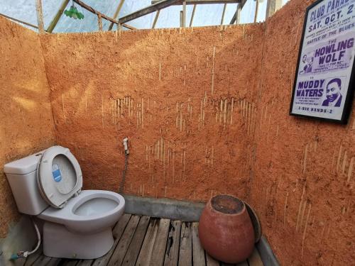 Ban Pang LuangHarvest Moon Valley的浴室设有卫生间,墙上有标志