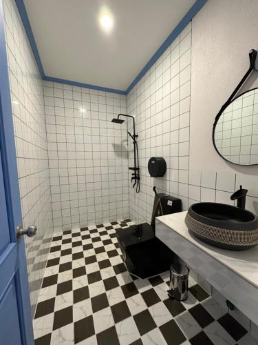 琅勃拉邦Sadakham Hotel的浴室铺有黑白格子地板。