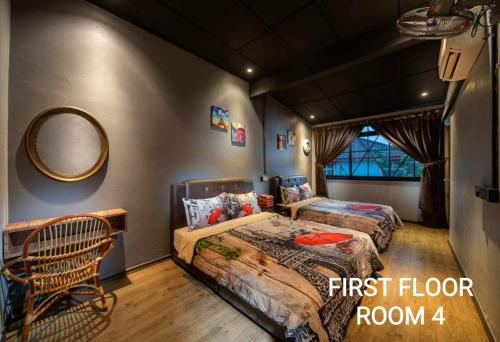 新山ECO花园度假屋的一间卧室配有两张床和镜子