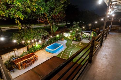 新山ECO花园度假屋的夜晚在花园中享有游泳池的顶部景色